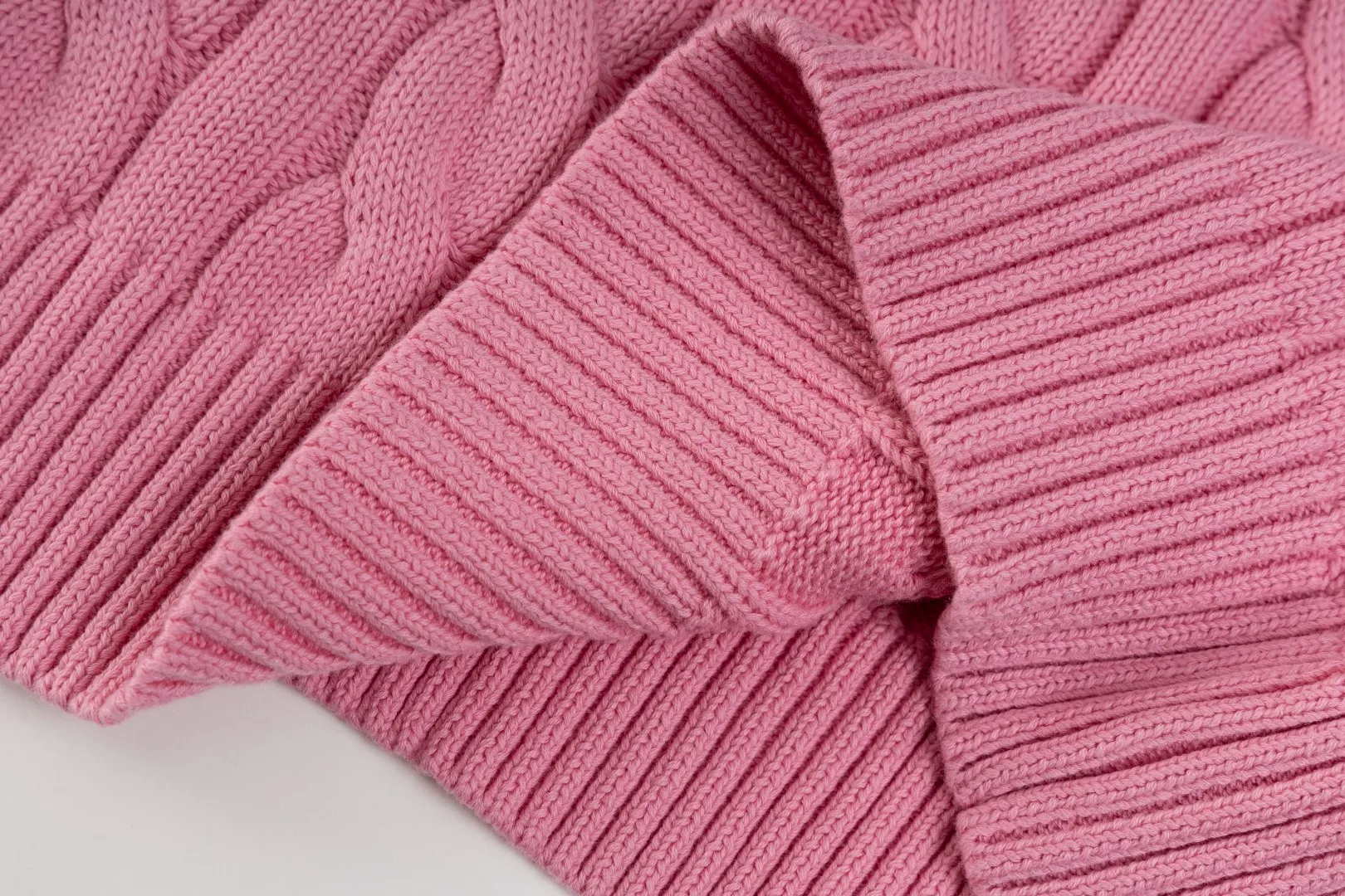 P220 #R91 RALPH LAUREN Ralph Lauren fourteen colors classic small label embroidery round neck pullover cable cardigan sweater men's top, high-density LOGO embroidery on the chest, original customization of tag accessories. Made of pure cotton yarn, pure cotton is skin-friendly and comfortable, small label war horse embroidered twist button round neck sweater 🐎 high quality, follow the blogger to learn how to wear it! Let’s buy a Ralph Lauren cable sweater. It’s a super hard-to-find series after it became popular. It’s hard to find one on the official website. It’s simple and practical to wear, with a lazy and loose feel. The thickened fabric has more texture, feels soft and delicate, and has a loose fit. Whether worn alone or layered, you can wear different styles of fashion with just one piece!   Size：XS S M L Sleeve length: 59/60/61/62/63
